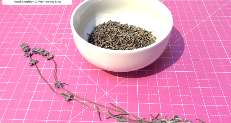 fiori-essiccati-di-lavanda in una ciotola