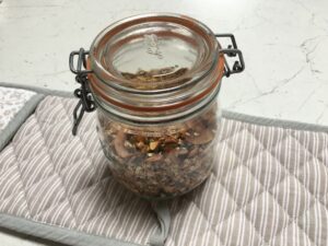 Granola fatta in casa chiusa in un contenitore di vetro